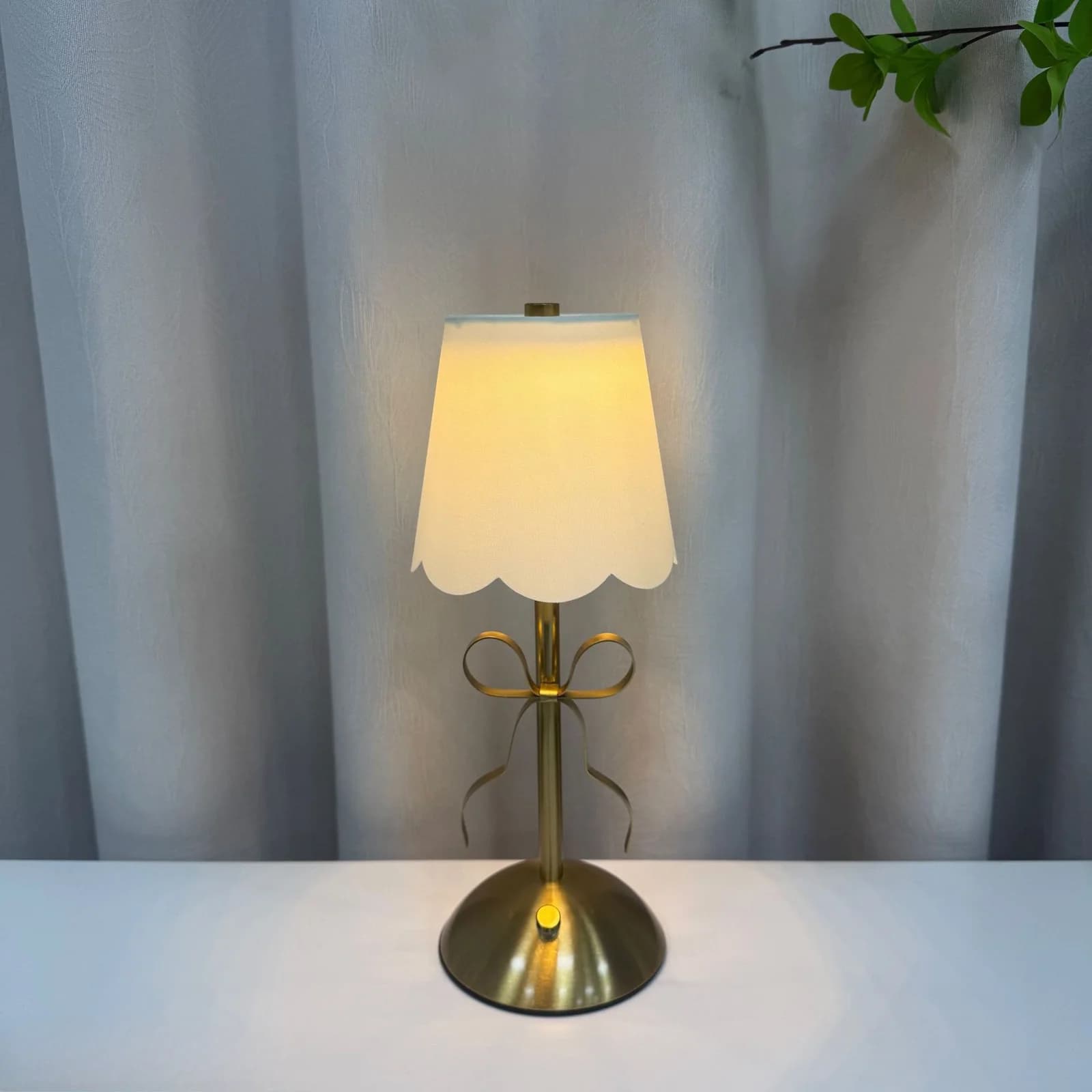 Luminária de Mesa Recarregável com Laço Dourado e Cúpula de Tecido